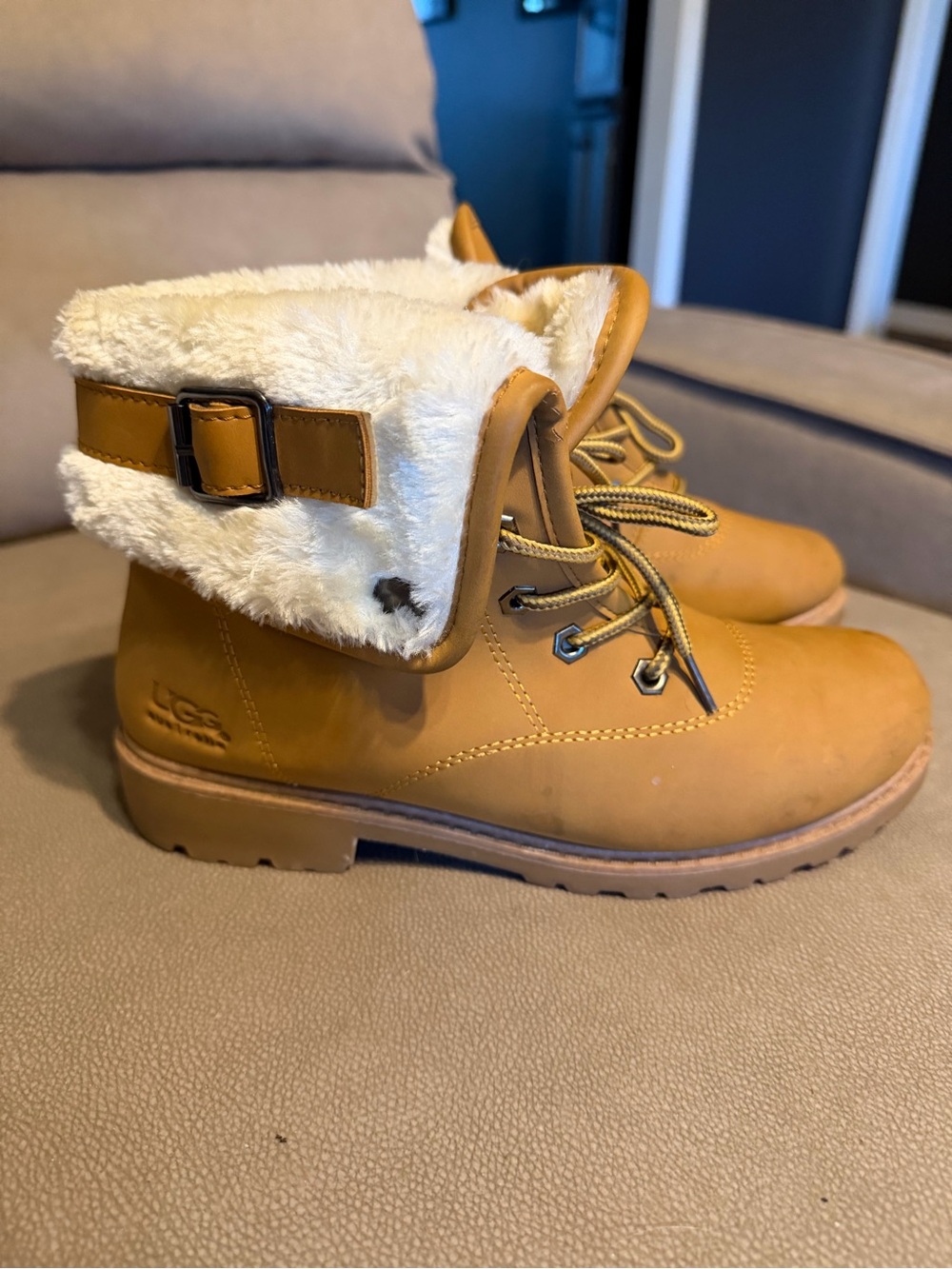 UGG Women’s Chestnut/Tan Shearling Cuff Lace-Up Boots